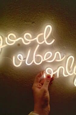 Svítící neonový nápis Good vibes only