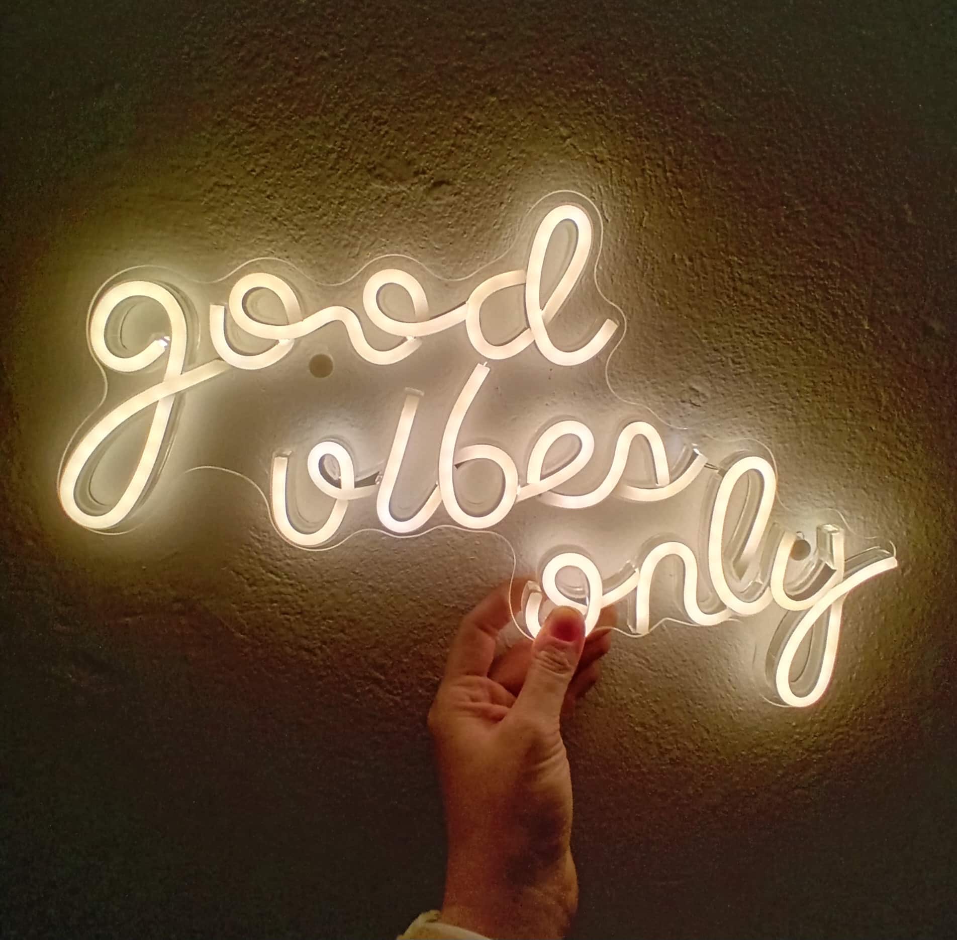 Svítící neonový nápis Good vibes only